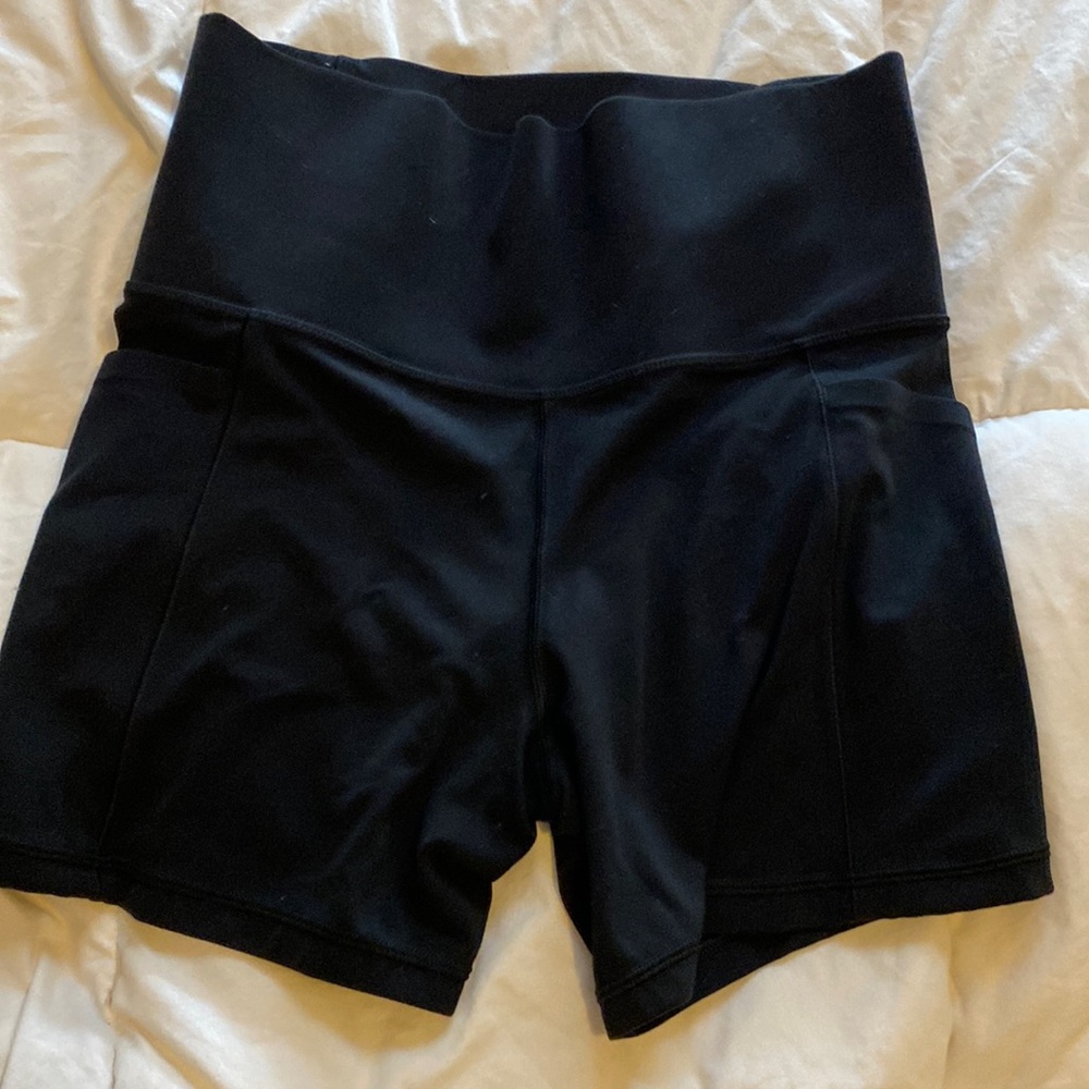 Athleta Salutation Stash pocket shorts